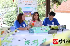 常州机电学院“高鹏实践团”做起带货达人 学生变身主播助力村民卖货图片