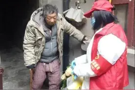 武汉伢为数千名独居老人送物资：一束微光温暖整座城图片