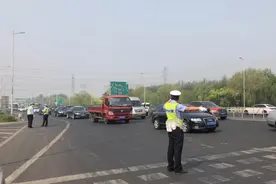 前后俩“面孔”车牌玩“变脸儿”受罚图片