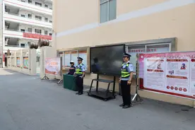 一盔一带 安全常在——南宁三职校联合邕武派出所对骑行电动自行车学生进行安全教育图片