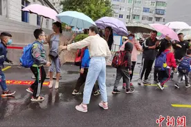 感动！百余名教师用“伞阵”为学生撑起一片晴空图片