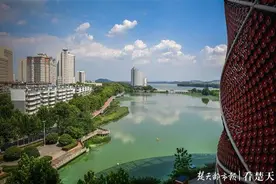 武汉天空碧空如洗，蓝天白云美如画图片