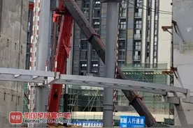 南宁一工地吊车突然“断臂”，所幸未造成人员伤亡图片