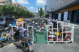 上海有些无障碍设施太“尴尬”：无障碍电梯根本不到地铁站内、盲道上“长”石墩……图片