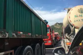 河北兴隆县一辆公交车被追尾坠沟起火，现场情形让人揪心图片