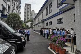 利用境外服务器开发手机赌博平台，长沙市公安局天心分局抓获犯罪嫌疑人200余人图片