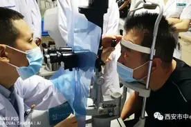 男子给猪打针，猪跑了，针扎进自己眼睛致瞬间失明图片