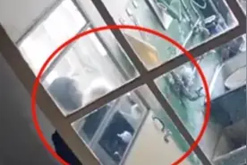保姆屡次对老人施暴被控虐待，当庭求饶“我错了”获刑一年图片