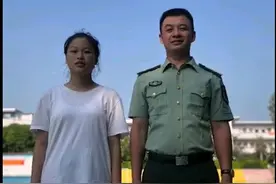 广西高中女生军训被蜜蜂爬嘴一动不动，网友吵翻！教官回应图片