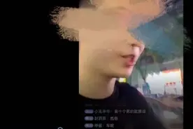 男子在长沙街头直播搭讪，向多名女孩求吻：你能让我亲一口吗？图片
