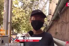 看着都疼！二年级熊孩子，将铅笔扎进女同学脚背！差一点就伤到脚筋图片