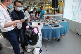 自动炒菜机器人亮相服贸会 可做3000多道菜品图片