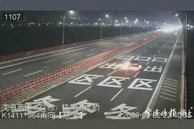 浙江高速一轿车行驶中起火！司机咬牙继续开了1公里……图片
