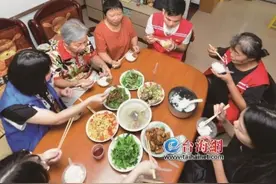海沧一社区推出暖心家宴 给老人们一顿饭的陪伴图片