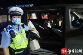 后座拆除铺床垫睡觉，面包车摇身变“房车”图片