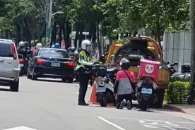 骑上人行道遭女警开罚 外卖小哥长跪不起狂求饶图片