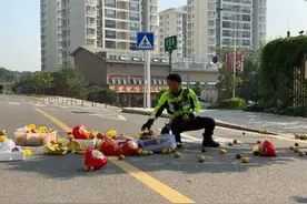昆明一三轮车侧翻水果撒了一地 接下来的一幕太暖了……图片