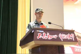 南通崇川欢送新兵大会来了一对“父子兵”图片