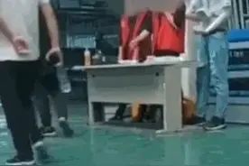 公司发证件时扔地上让员工捡，员工集体离职图片