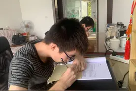 只要努力，光脚也跑得快！衢州农妇将视障残疾双胞胎儿子送进重点大学，两人高考分数仅差两分图片