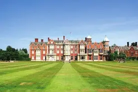 英国王室缺钱：女王庄园改成汽车影院图片