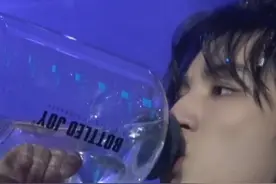 工作室晒王俊凯喝水合集 举超大水壶喝出举铁既视感图片