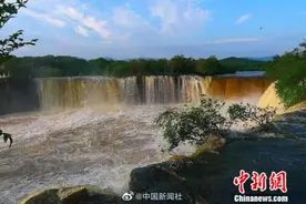 罕见！镜泊湖现三面溢流环形瀑布景观图片