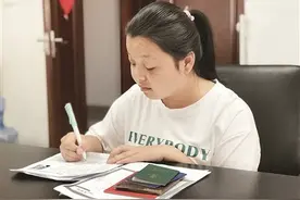 变故虽令家庭经济困难 她们却能积极乐观面对图片