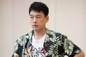 王耀庆新综艺商务休闲短裤引爆笑 都市新剧热播中图片