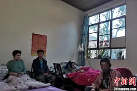 山西：男子瘫痪妻子离家 弟弟不婚照顾全家十余载图片