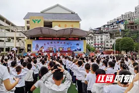 凤凰县箭道坪小学举办“启智明礼 立德成才”一年级新生入学礼图片