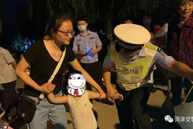 夜幕下孩子走失，菏泽交警帮助找到亲人图片