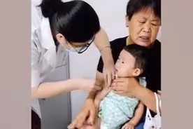 隔代疼？奶奶抱孙子打针表情同步，针头还没进去奶奶先“疼”了图片