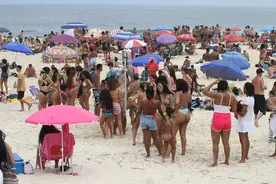 巴西国庆小长假最后一天 多地海滩和酒吧人群聚集图片