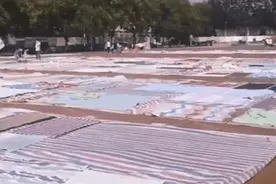 为方便学生晒被子高校操场铺防雨布 同学们直呼：太贴心了视频封面