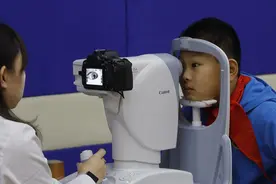 预备大举扩张员工却在减少，明月镜片的暴利生意：成本6元零售价上百 陈道明代言营销费翻番图片