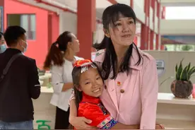 广州来的美女校长：微笑、击掌和拥抱是她传递给留守儿童的“爱心密码”图片