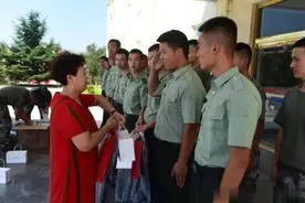 烟台长岛兵妈妈送别退伍“兵儿子”：家门永远敞开，欢迎随时回来图片
