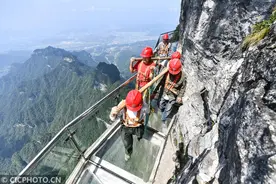 湖南张家界：天门山玻璃栈道进行玻璃更换作业图片