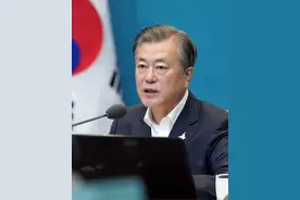 罕见！文在寅不戴眼镜开会引热议 青瓦台这样解释图片