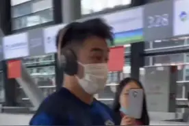 发糖！何猷君手机屏保曝光，是求婚奚梦瑶时的合照图片