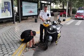 心疼！外卖小哥半夜送餐后丢失手机，借酒消愁醉倒街头图片