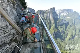 天门山玻璃栈道更换玻璃图片