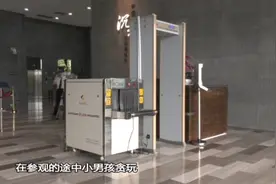 参观博物馆时，7岁男童整只手臂被卷入安检机图片