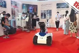 消杀机器人亮相服贸会能爬坡越障爬楼梯替人作业图片