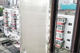 高楼旧窗二十年无人换 车辆屡次被砸图片
