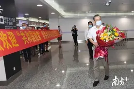 真·大型追星现场！钟南山凯旋，昨夜这一幕幕刷屏了图片