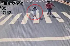 公交司机礼让，小女孩提裙摆“公主礼”致谢视频封面