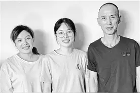 女孩跟着妈妈去打工 上大学的生活费自己挣出来图片