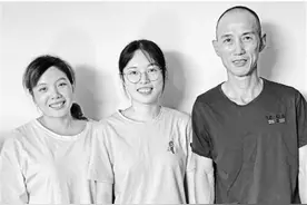 女孩跟着妈妈去打工 上大学的生活费自己挣出来图片